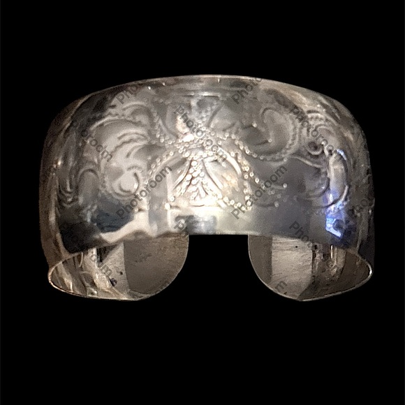 Vintage Etched Silver Cuff Bracelet for a petite wrist - new photo’s added - Picture 1 of 13